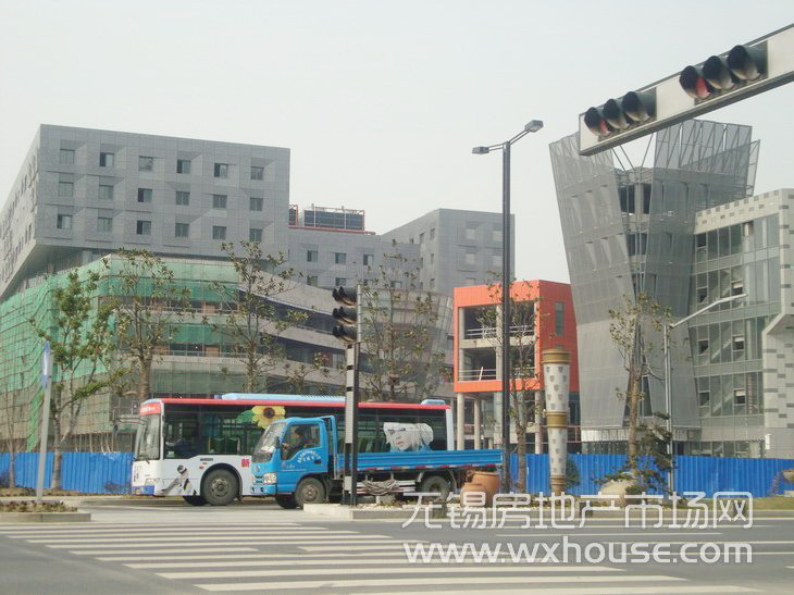 周边新之城全生活广场      