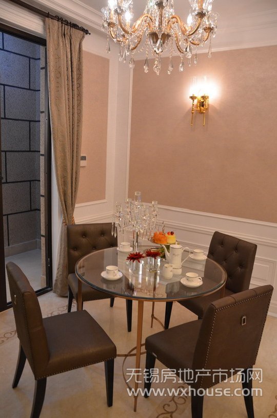 天悦户型292平米样板房：餐桌      