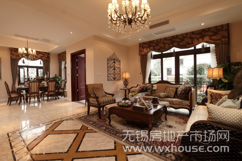 样板房：客厅与餐厅      