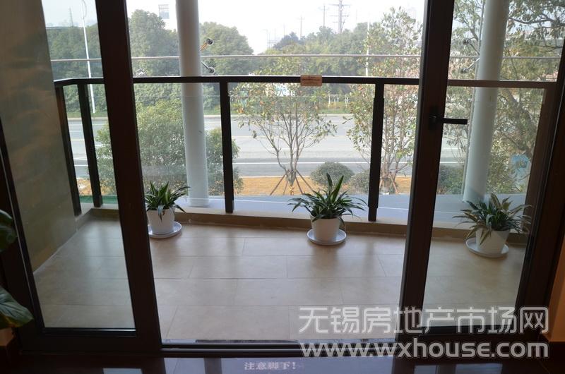 户型83平米样板房：阳台      