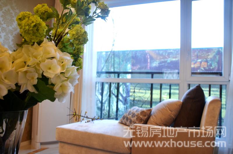 孔雀城110㎡样板间—客厅一角可尽情徜徉于美景阳光之间      