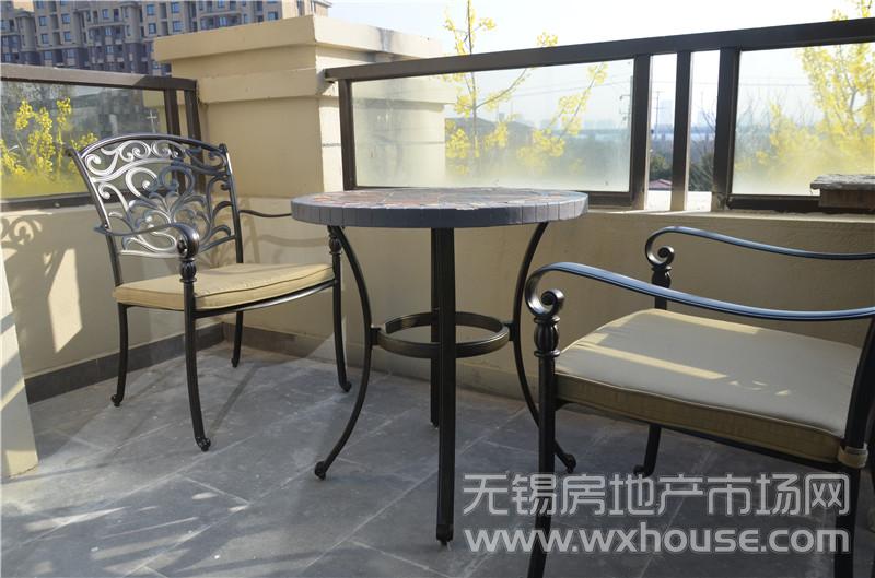 125平米洋房样板间主卧套间阳台.JPG      