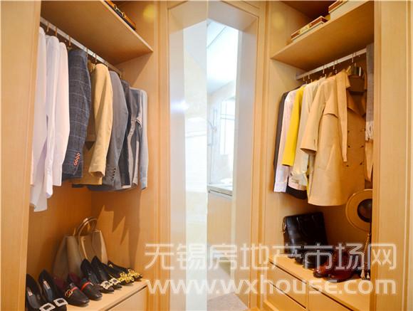 107㎡珑庭户型样板间主卧衣帽间      