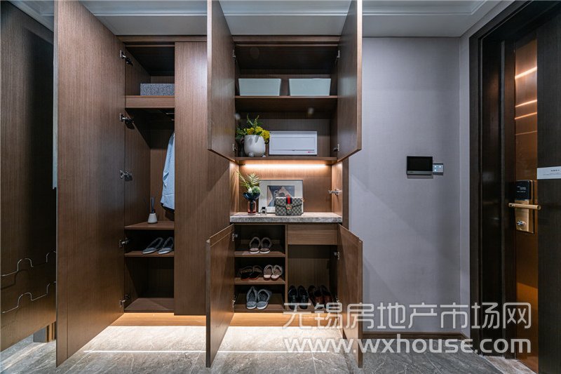 136㎡户型样板间入户玄关储物空间